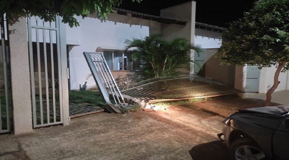 Carro derrubou o portão da residência