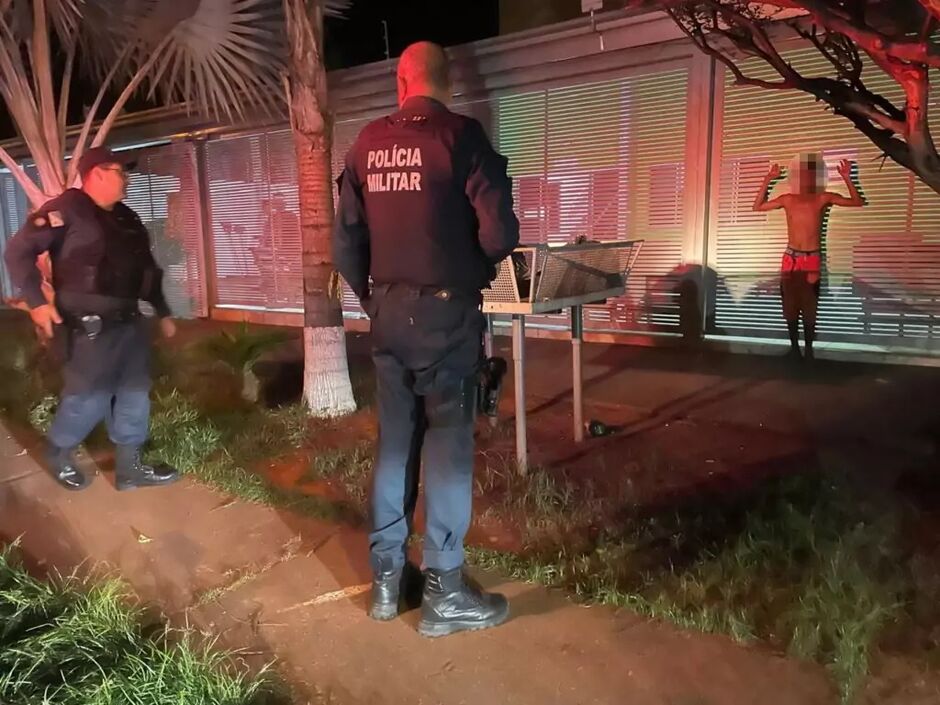 Momento em que militares falavam com suspeito em hotel, no Parque São Carlos