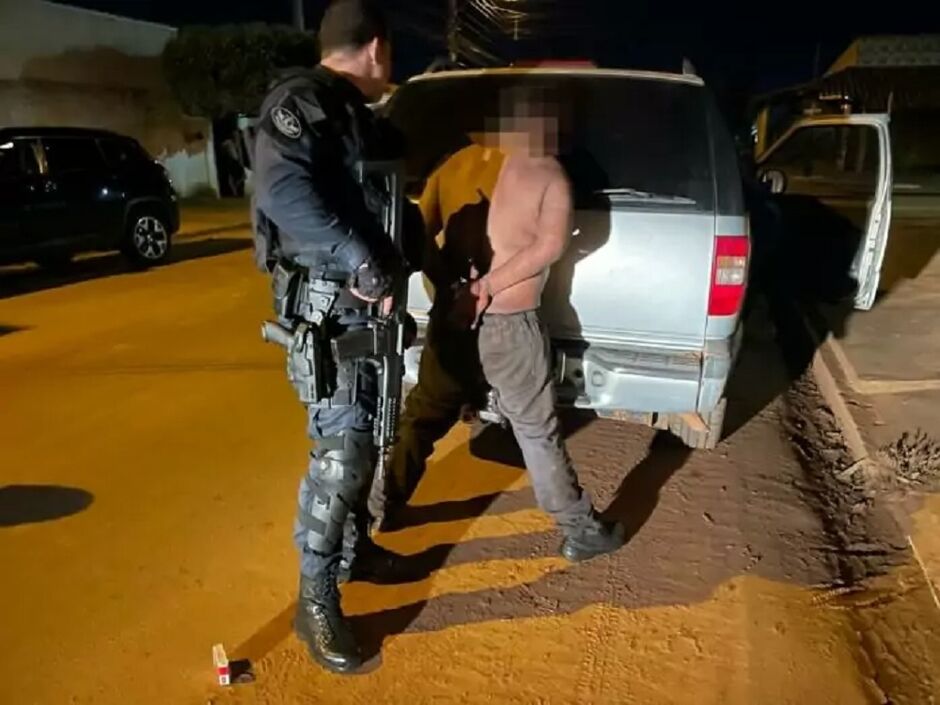 Momento em que suspeito é preso após ocorrência na Vila Verde