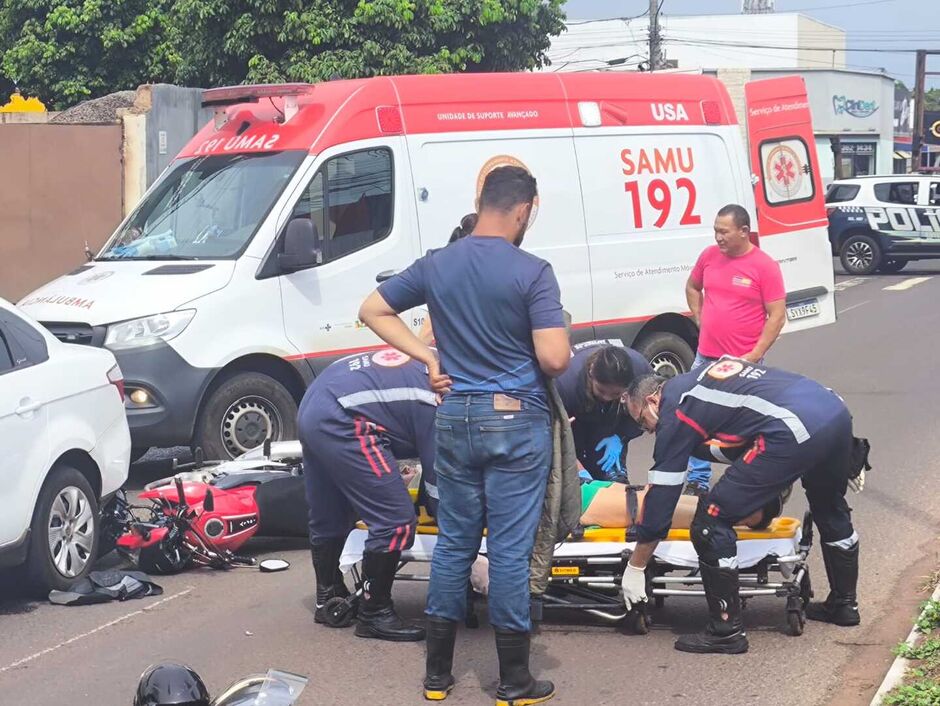 Motociclista bate em carro e deixa garupa idosa ferida na Avenida Júlio de Castilho 