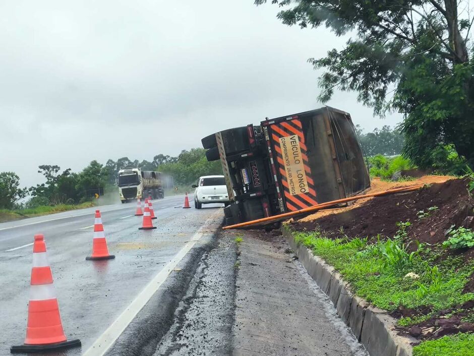 Carreta tomba e despeja quase 17 toneladas de soja na BR-163, em Campo Grande