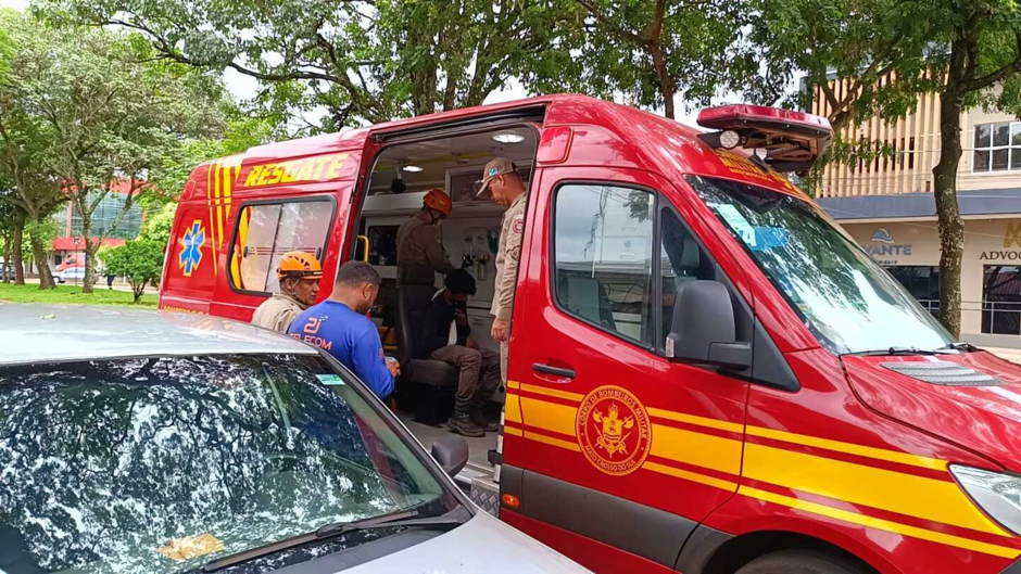 Equipes do Corpo de Bombeiros estiveram no local e encaminhou o rapaz para o Hospital da Vida