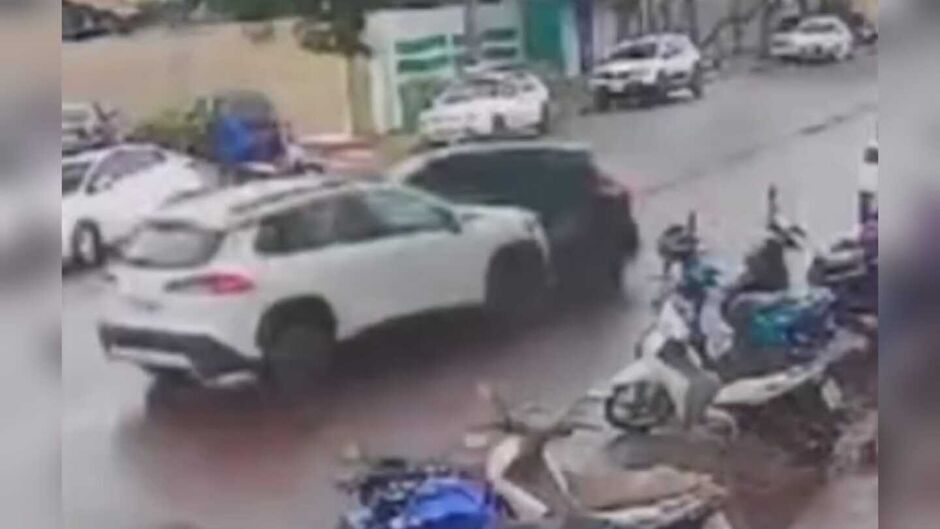 Motorista perde controle e bate em dois carros no Centro de Sidrolândia 