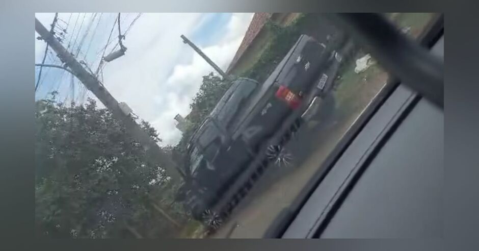 S-10 atingiu poste após ser atingida por caminhonete