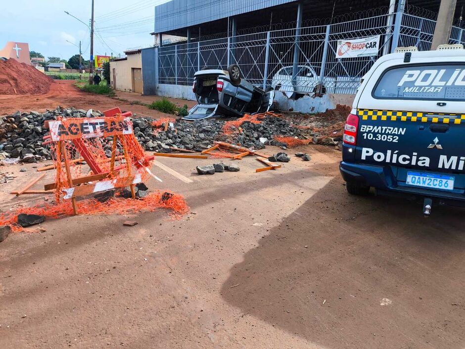 Motorista perde controle e invade muro de loja em desvio de obra na Avenida Ernesto Geisel 