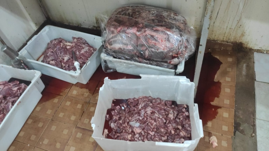 Carne foi apreendida e proprietário preso