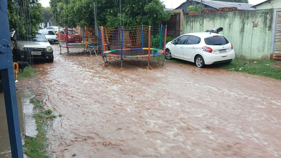 Correnteza quase levou o pula-pula embora