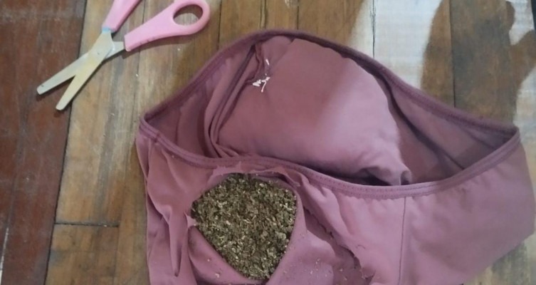 Mulher é presa tentando entrar com maconha na calcinha em presídio em Corumbá