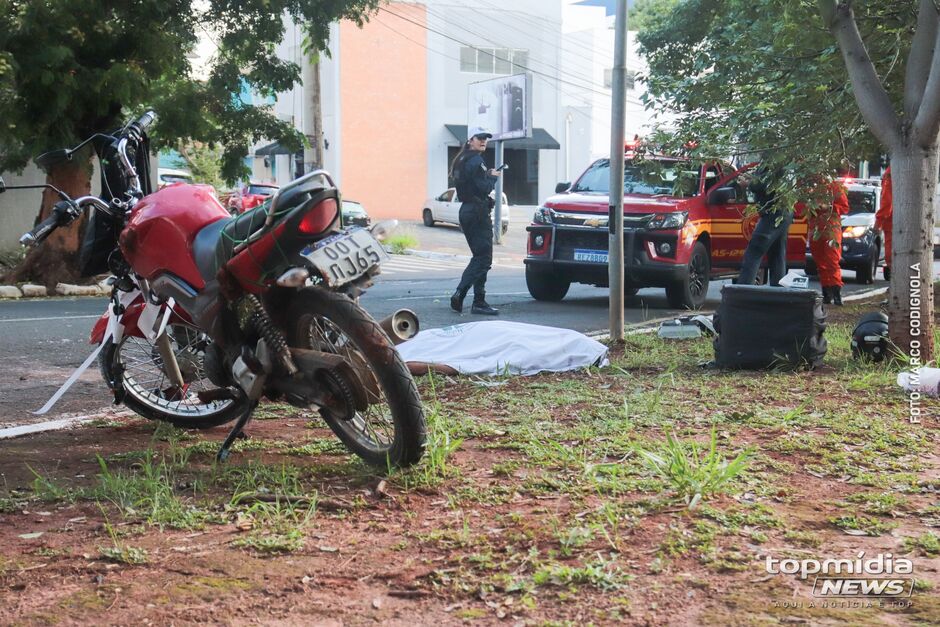 Motociclista se chocou com um poste de iluminação pública