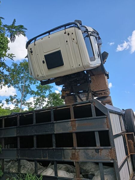 Caminhão ficou com a cabine suspensa