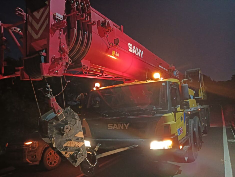 Caminhão ficou com a cabine suspensa