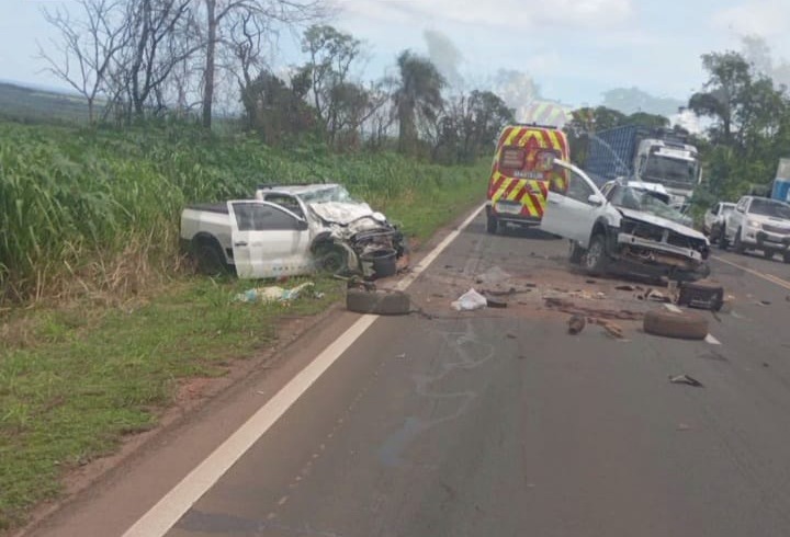 Duas pessoas morrem em acidente entre picapes na BR-163, em Bandeirantes 