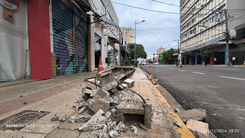 Poste ficou destruído