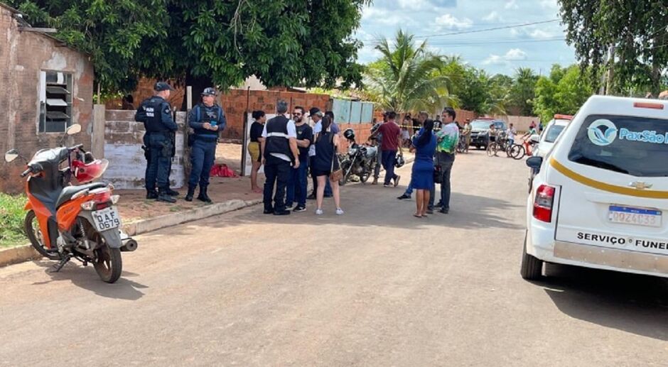 Vítima morreu na frente de uma casa