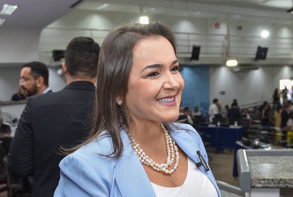 Adriane promete ir à Justiça novamente