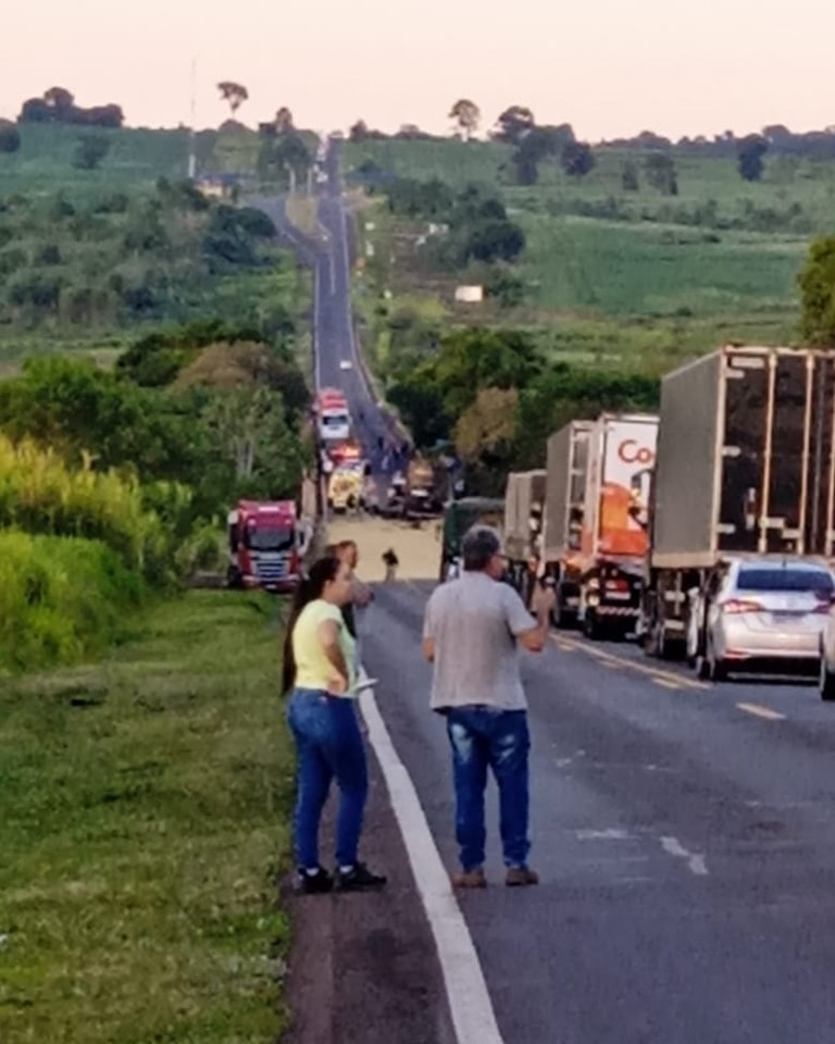 Devido à força da batida, caminhoneiro morreu no local