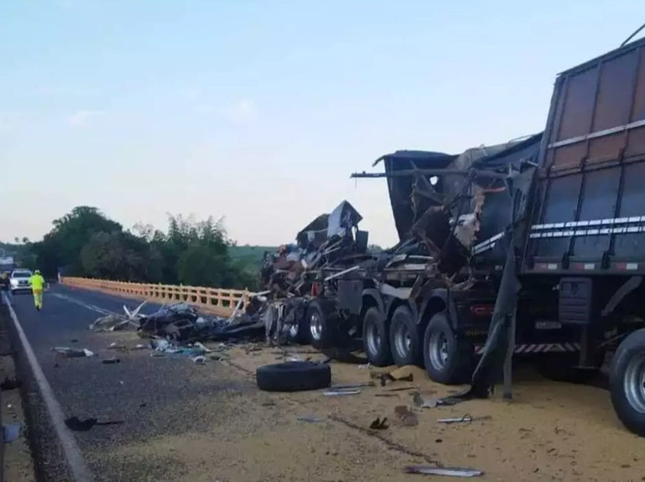 Devido à força da batida, caminhoneiro morreu no local