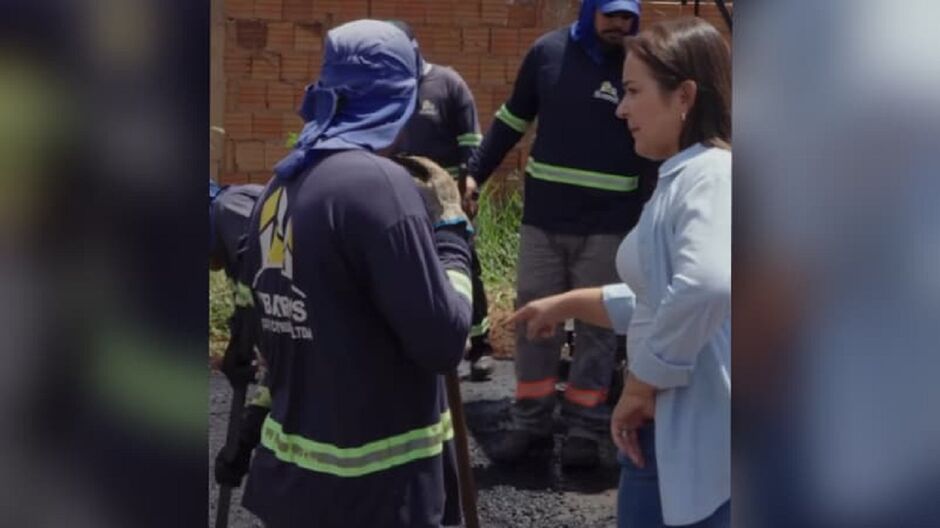 Prefeita celebra asfalto novo nas Moreninhas 