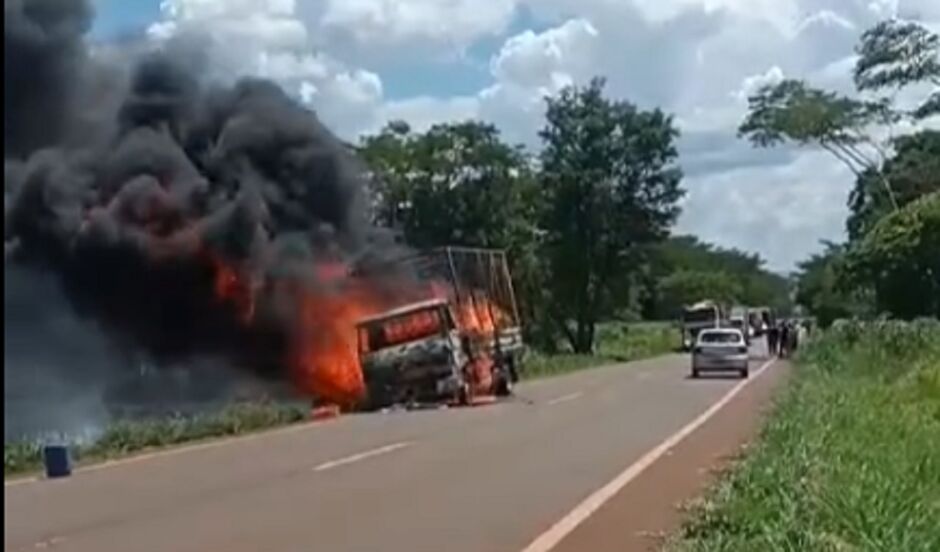 Caminhão ficou destruído após o incêndio