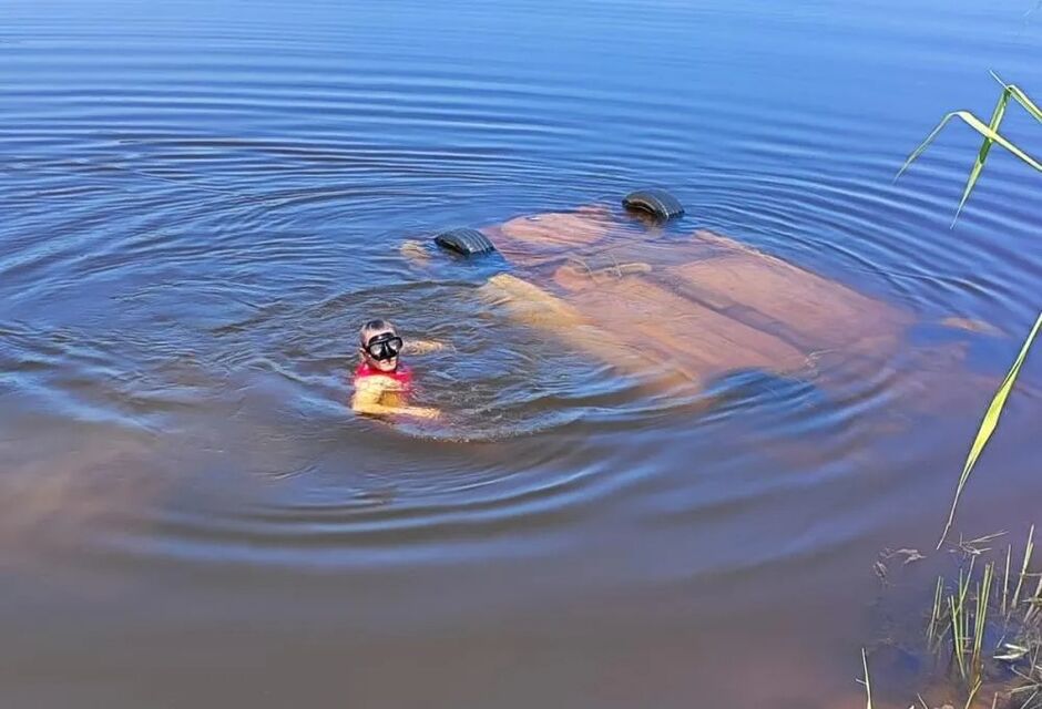 Veículo ficou submerso no rio