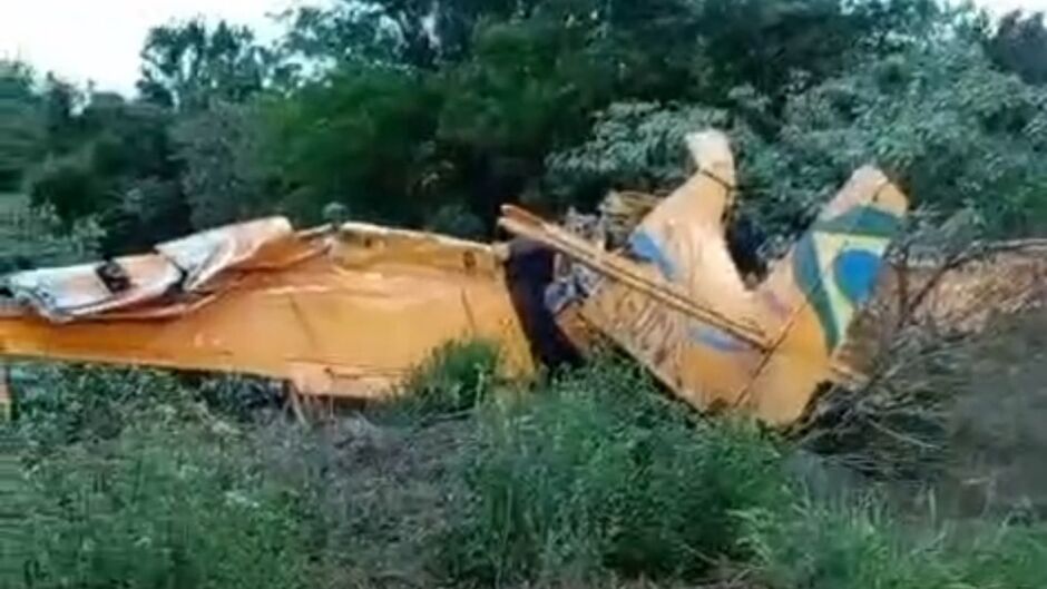 Avião ficou destruído na queda