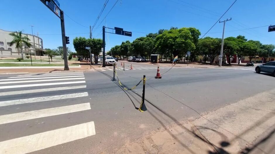 Avenida Dias Barroso precisou ser interditada para garantir a segurança das pessoas que passam pelo local