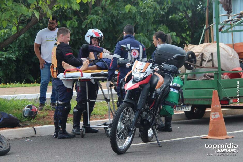 Motociclista perde controle e bate em 'carretinha' de serviço na Via Park 