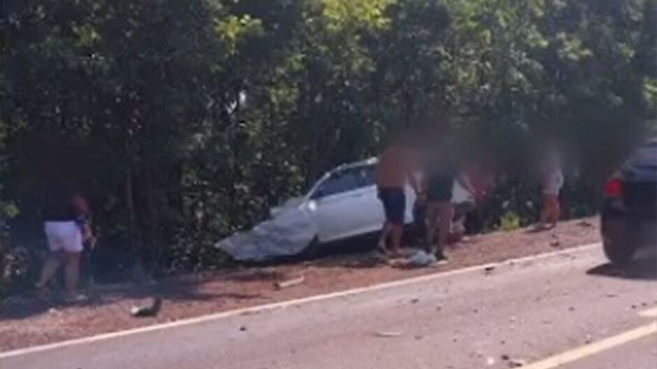 Carro bateu de frente com uma carreta