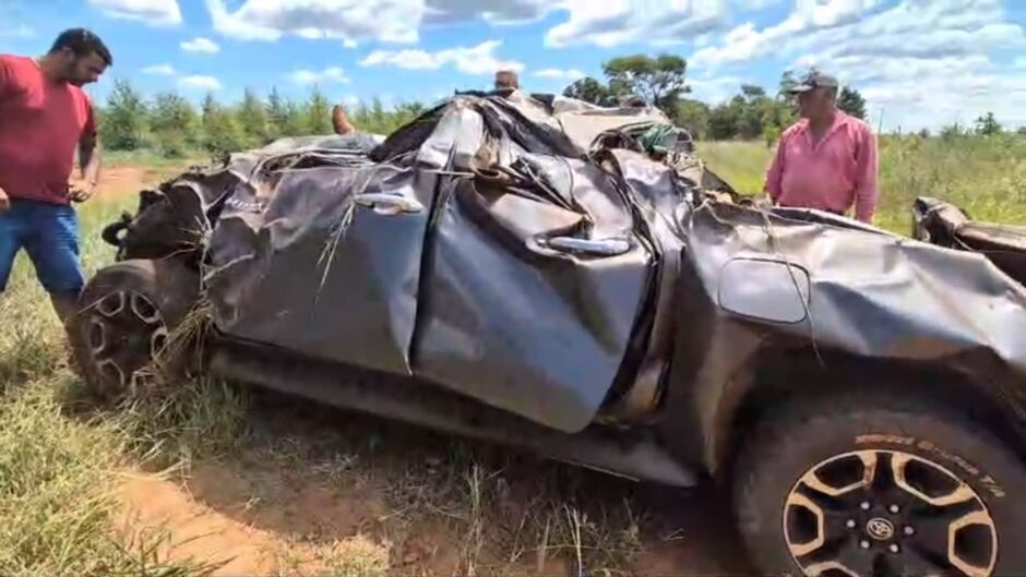 Caminhonete ficou completamente destruída