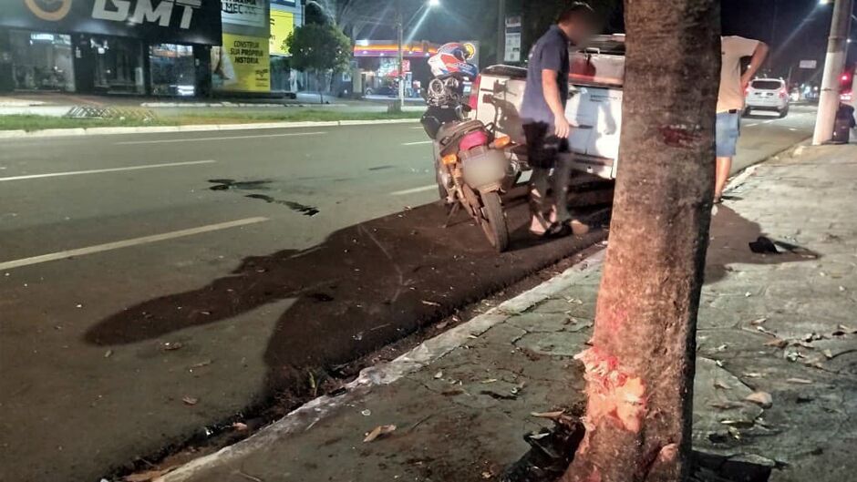 Árvore atingida por uma das motos envolvidas no acidente 