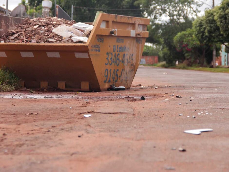 Caçamba foi colocada na manhã de sábado