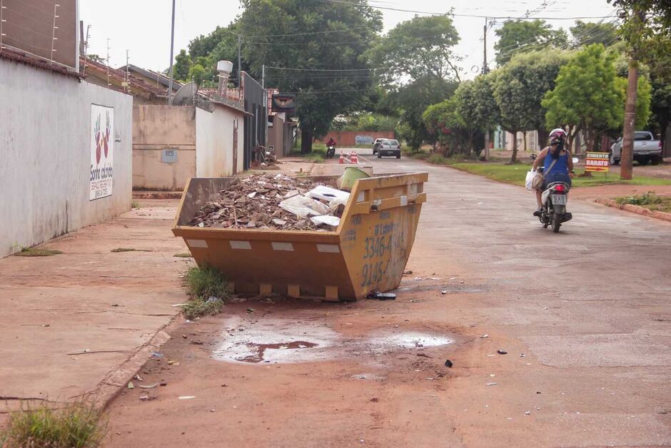 Caçamba foi colocada na manhã de sábado (18)