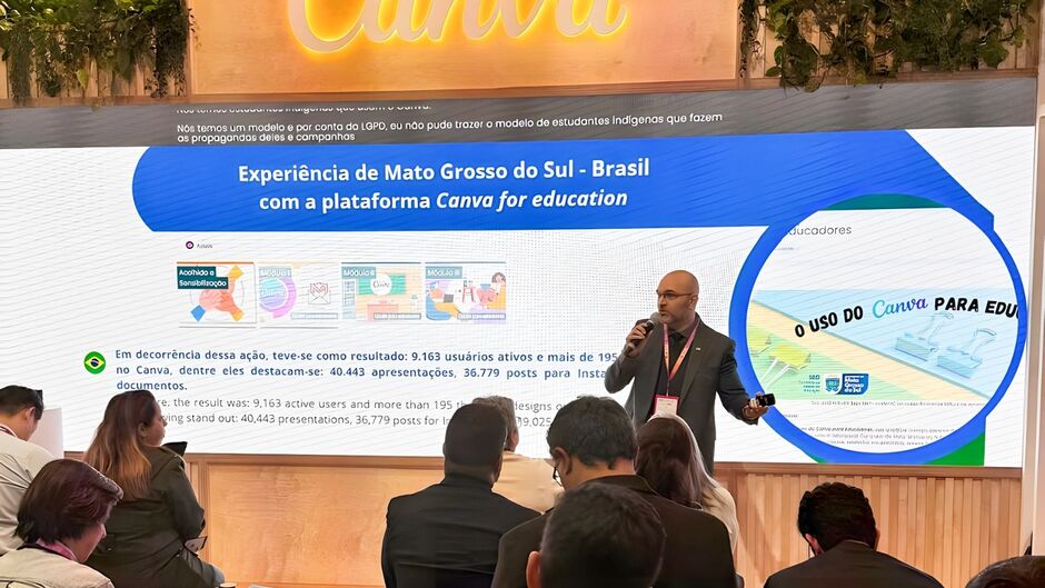 Secretário da SED recebe homenagem em evento mundial de educação em Londres 