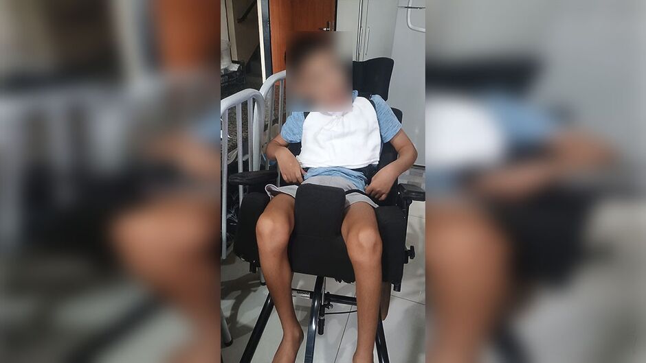 A espera de resposta mãe vai a justiça para conseguir cadeira postural para filho com deficiência