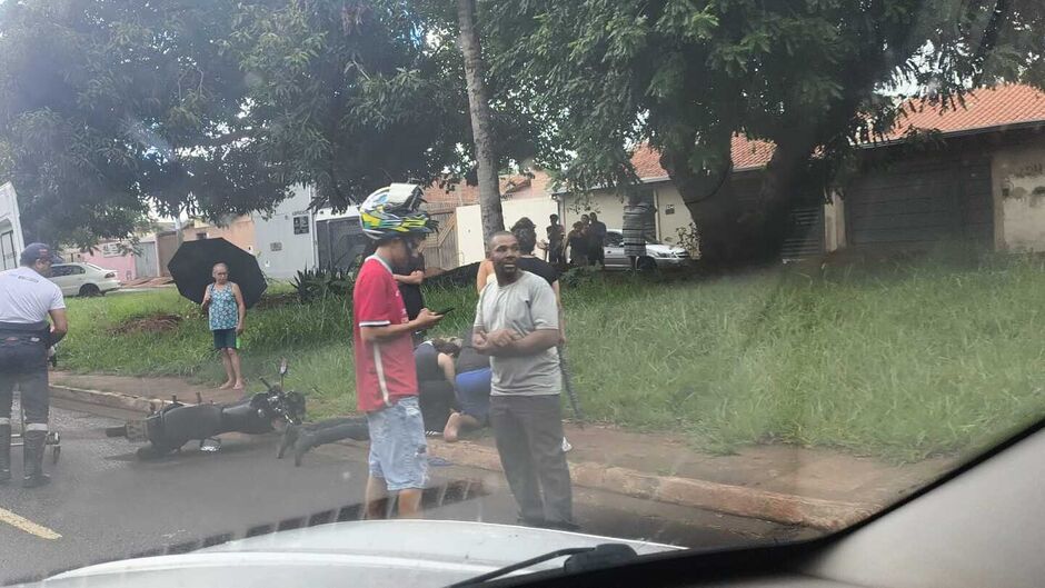 Vítima ficou caída no canteiro às margens da avenida
