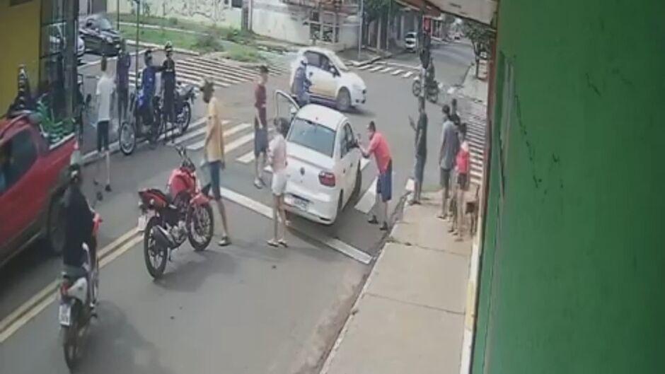 Motociclista é atropelada por motorista supostamente bêbado em cruzamento no Jardim Tijuca