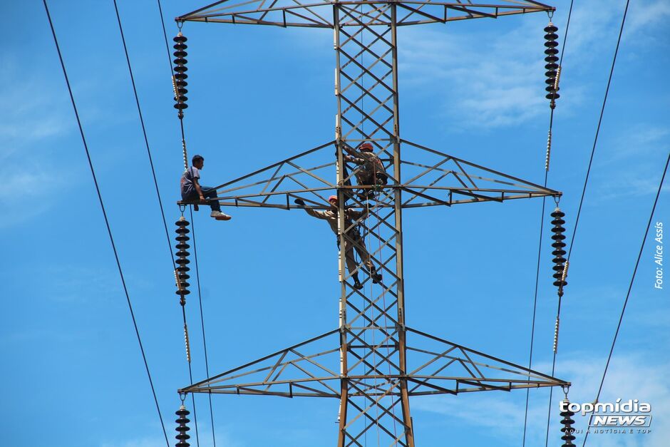 Homem que subiu em torre de energia teria invadido casa com 5 crianças no Rancho Alegre 