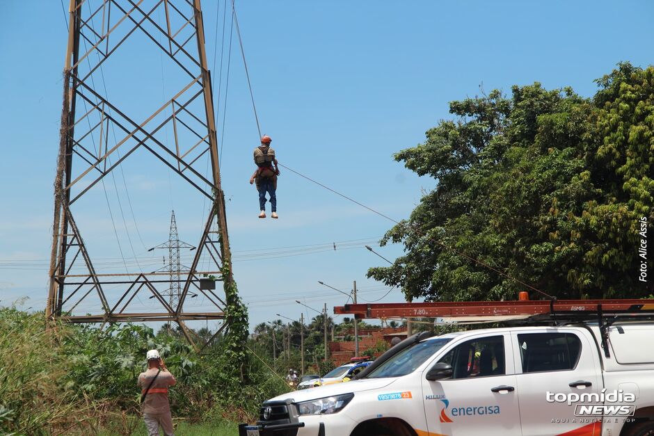 Homem que subiu em antena no Jardim Aquarius é resgatado pelos bombeiros 