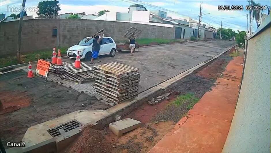 Casal furta paletes de construção no Jardim Itatiaia