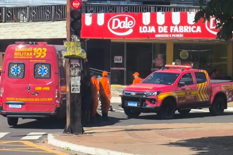 Acidente entre carro e moto deixa ferido na Avenida Julio de Castilho