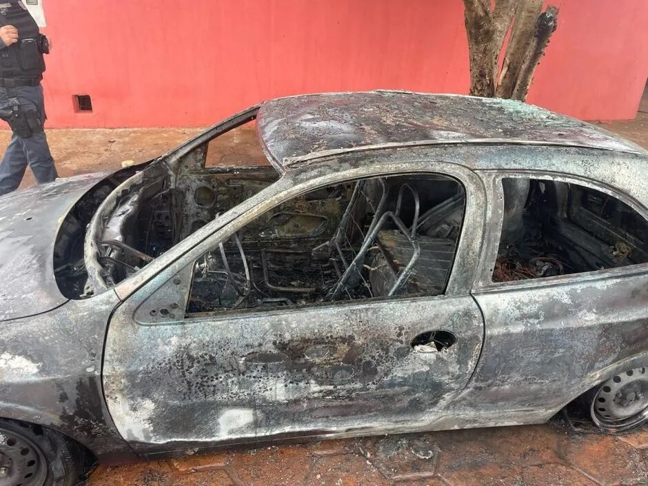 As chamas foram controladas, mas o veículo sofreu perda total.