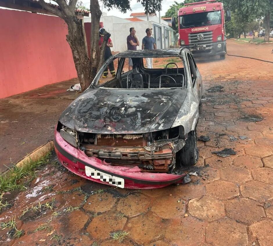 As chamas foram controladas, mas o veículo sofreu perda total.