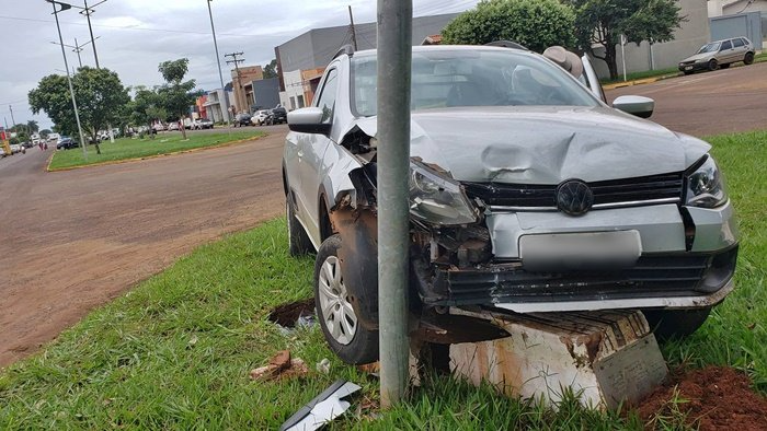 A dianteira do carro ficou bastante danificada