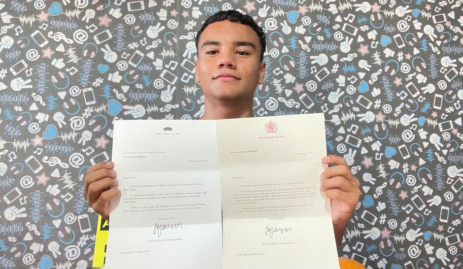 Jovem ficou emocionado ao receber correspondências da Família Real Britânica