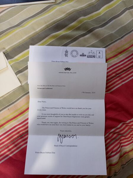 Jovem ficou emocionado ao receber correspondências da Família Real Britânica