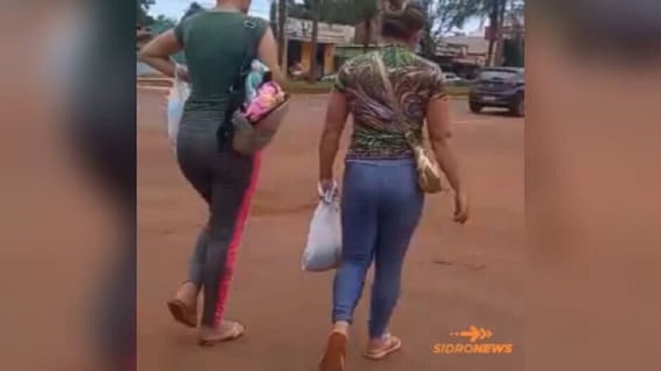 Mulheres estariam usando crianças para pedir esmola 