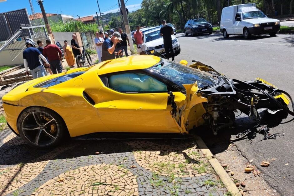 Ferrari ficou destruída após acidente