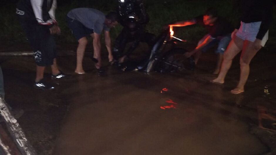 Motociclista ficou assustado após queda 
