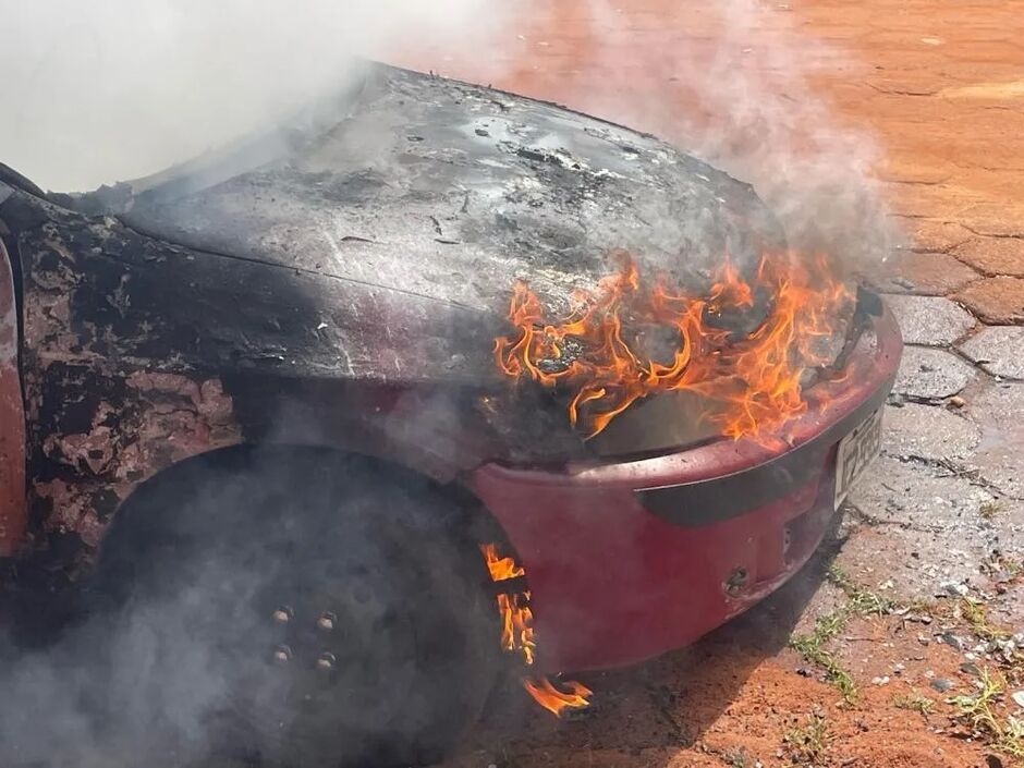 As chamas foram controladas, mas o veículo sofreu perda total.