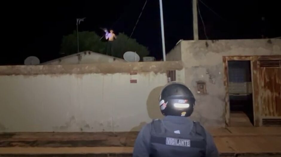 Antes de fugir, criminoso tentou atear fogo no imóvel